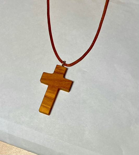 Umhängekreuz aus Olivenholz mit Lederband