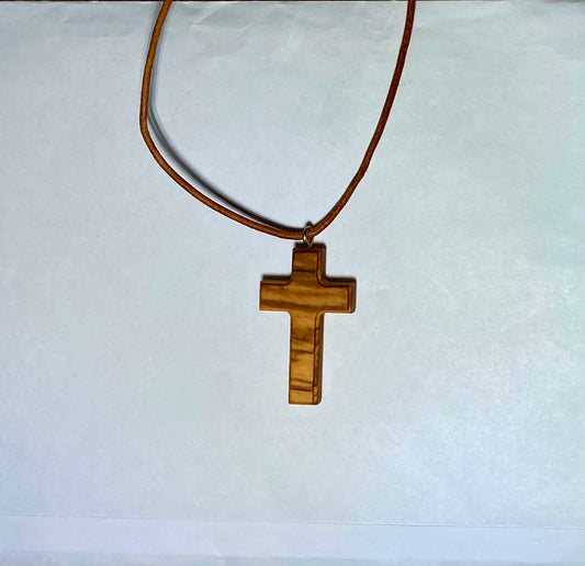 Umhängekreuz aus Olivenholz mit Lederband